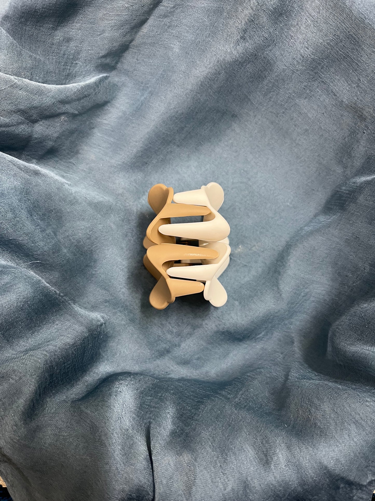 Daisy Claw (White & Skin)