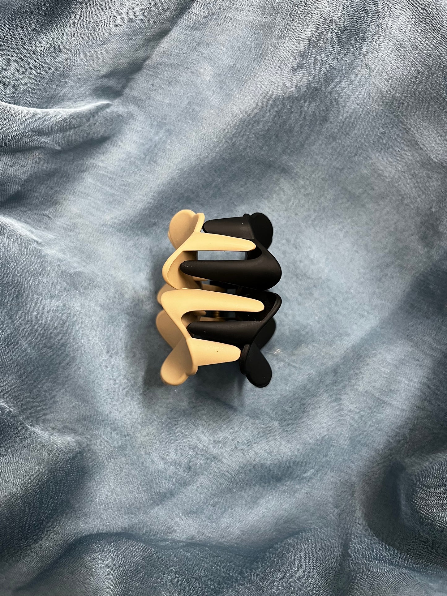 Daisy Claw (Black & Skin)