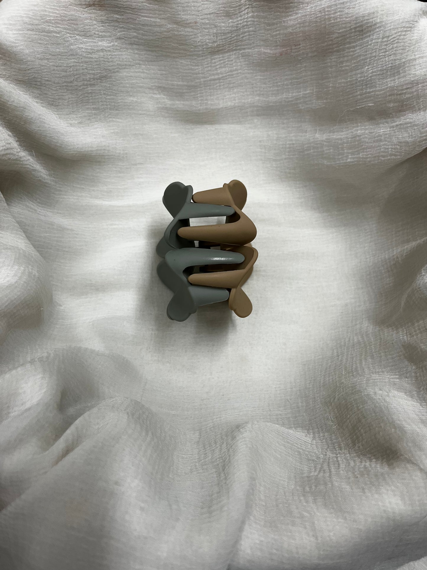 Daisy Claw (Pistachio & Skin)