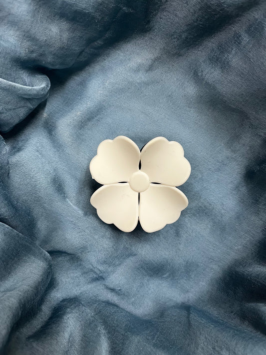 Daisy Claw (black & White)