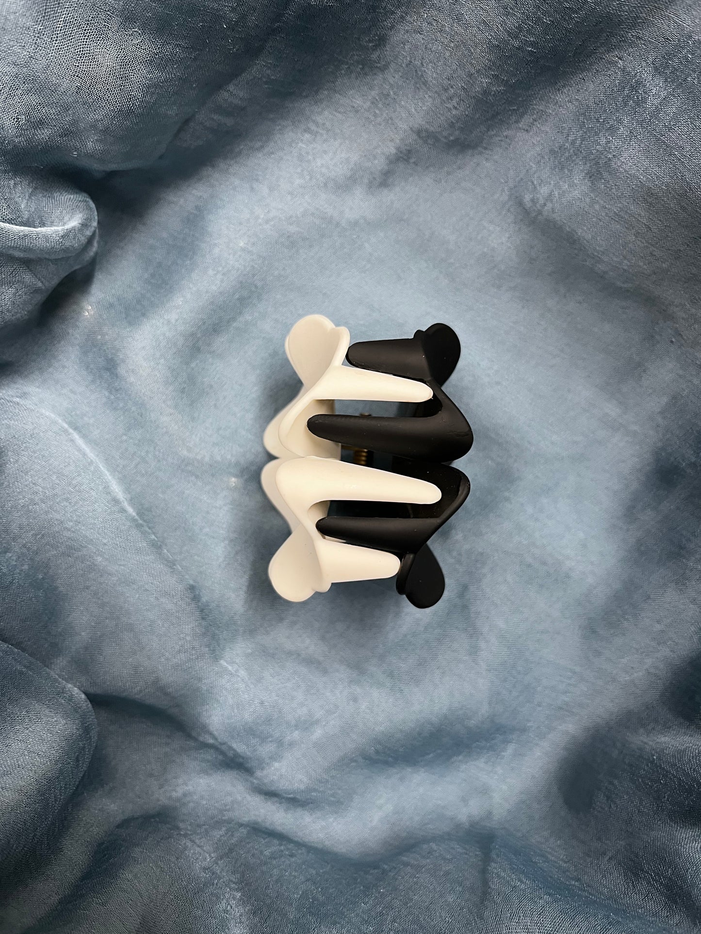 Daisy Claw (black & White)