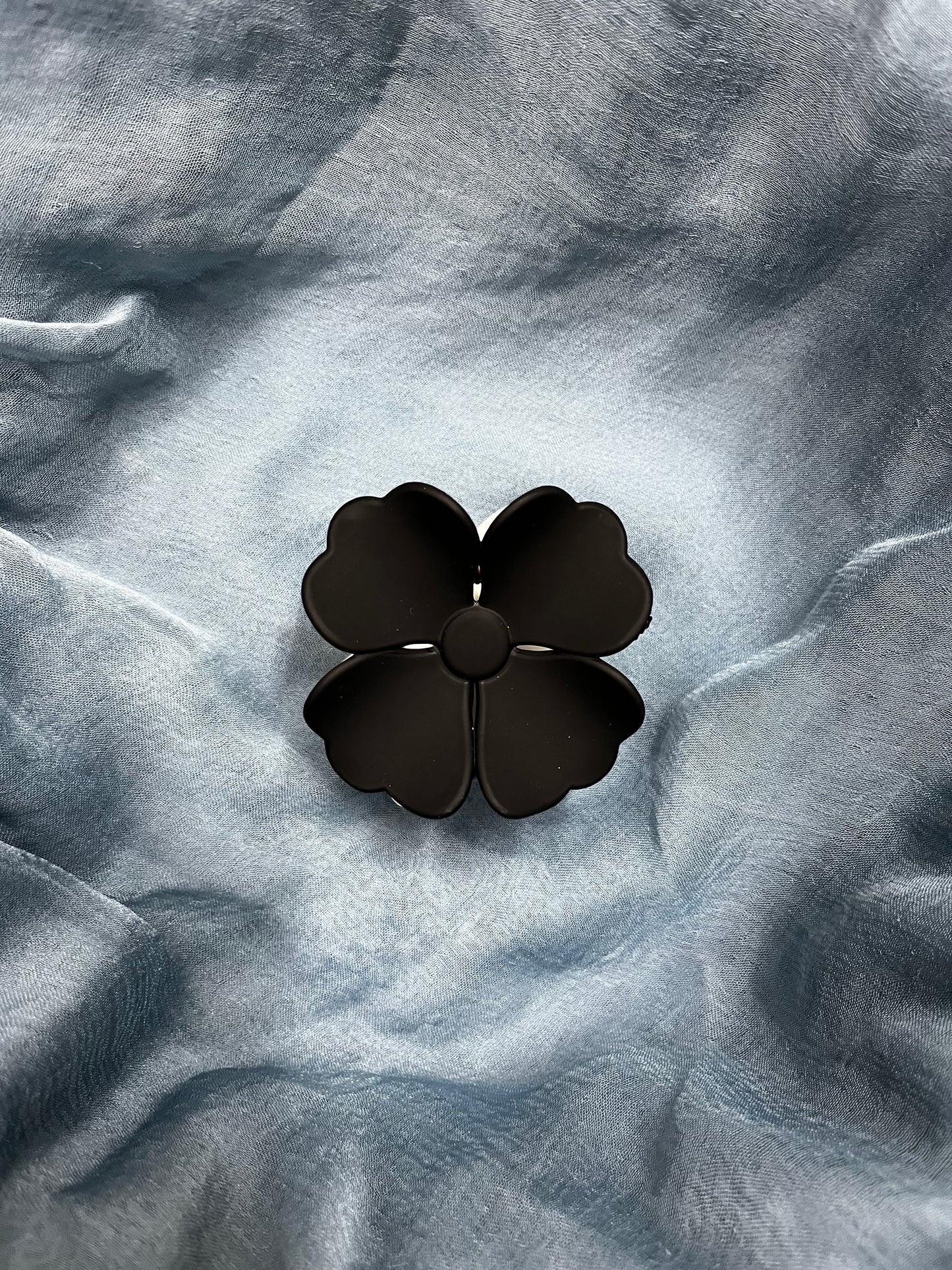 Daisy Claw (black & White)