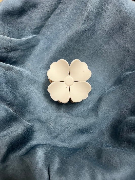 Daisy Claw (White & Skin)