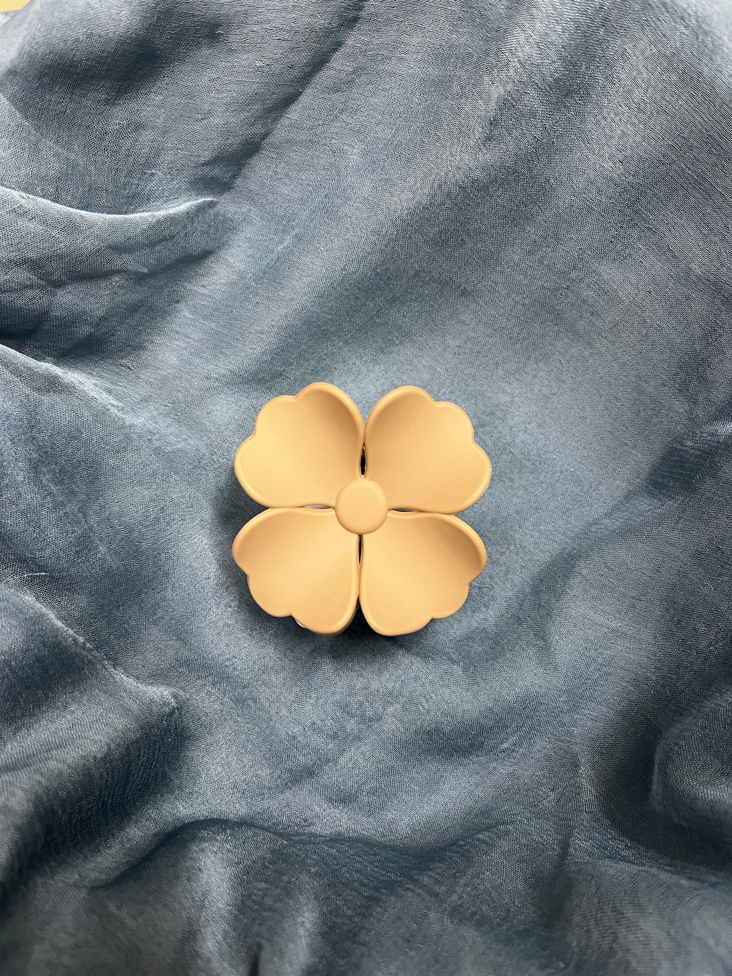 Daisy Claw (White & Skin)