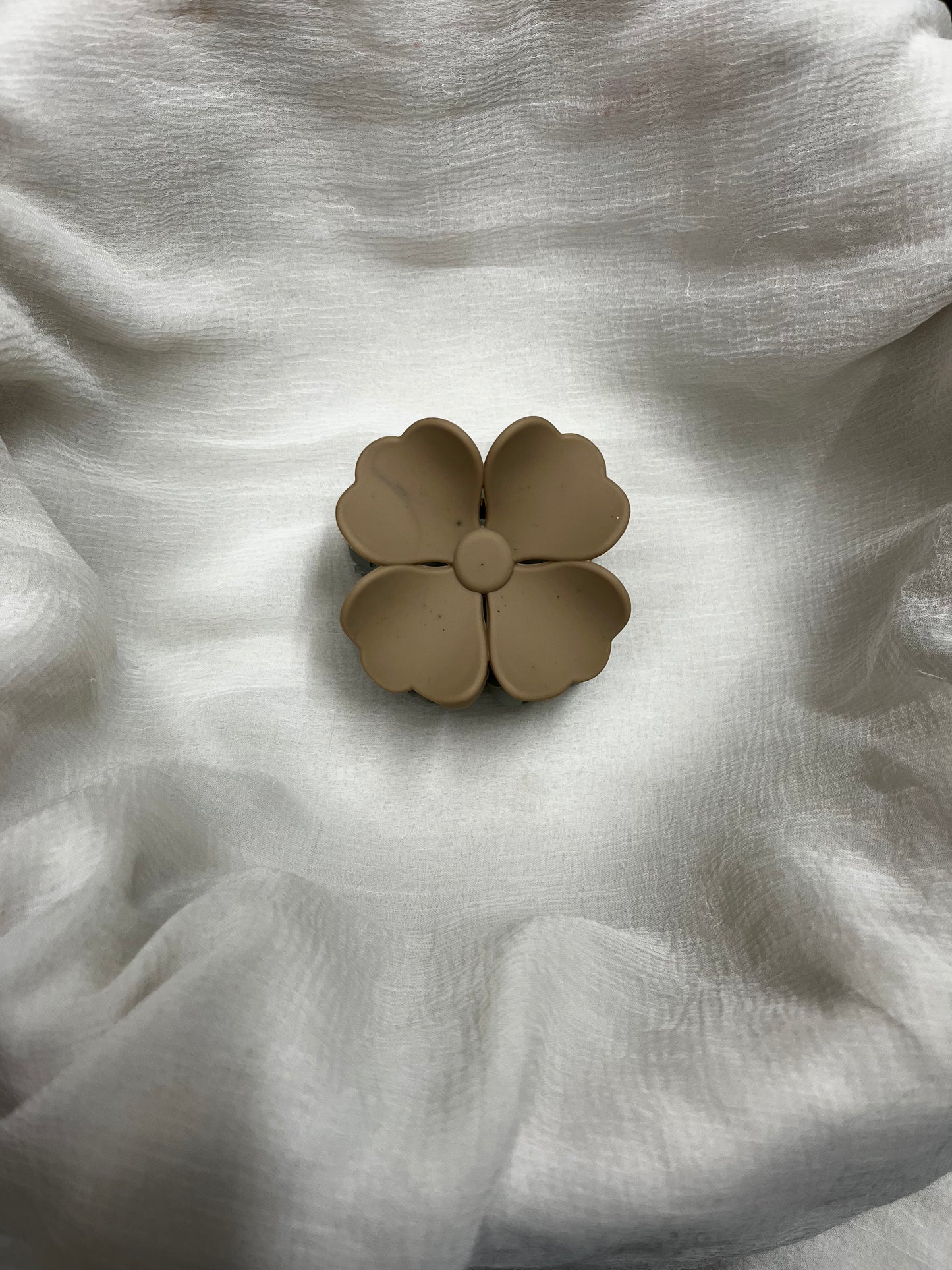 Daisy Claw (Pistachio & Skin)