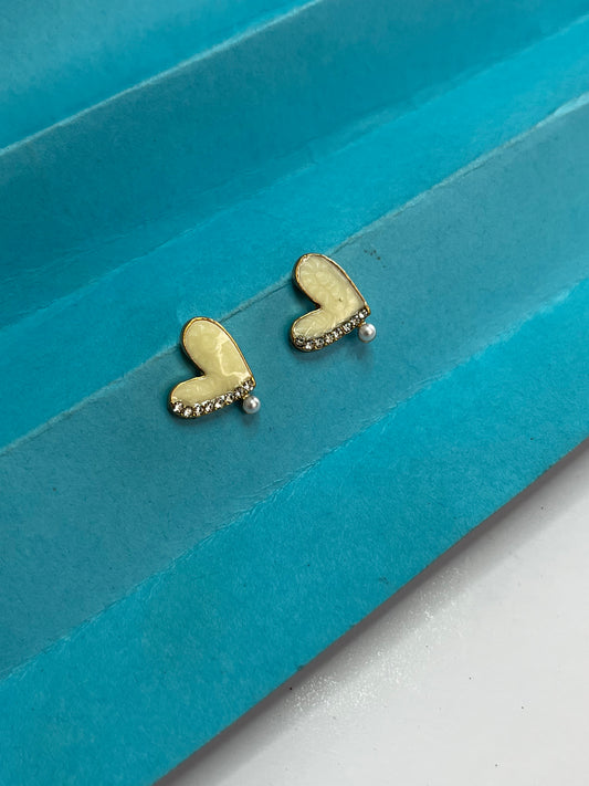 Minimal Gold Heart Stud Earrings – Pearl Drop Accent