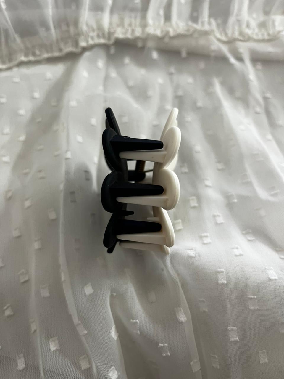 Sunflower Claw (Black & White)